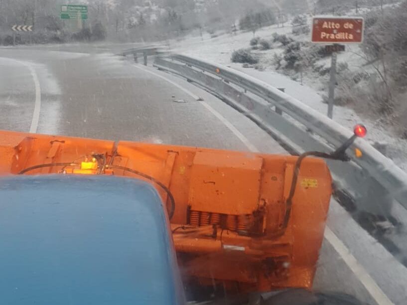 Los equipos quitanieves trabajan en las carreteras de La Rioja