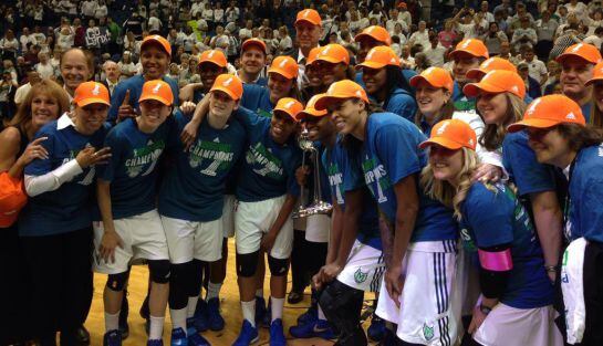 Las jugadoras de Minnesota, entre ellas Ana Cruz, celebran el título de la WNBA.