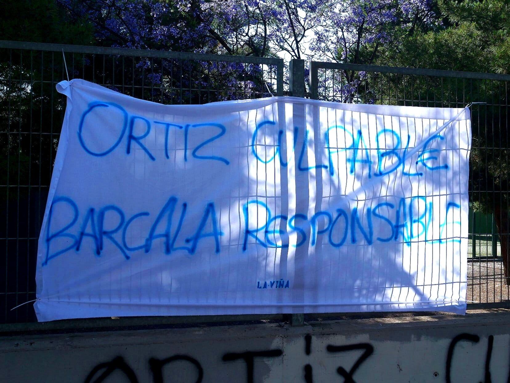 Pancarta aficionados Hércules contra Enrique Ortiz, propietario, y Luis Barcala, alcalde de Alicante