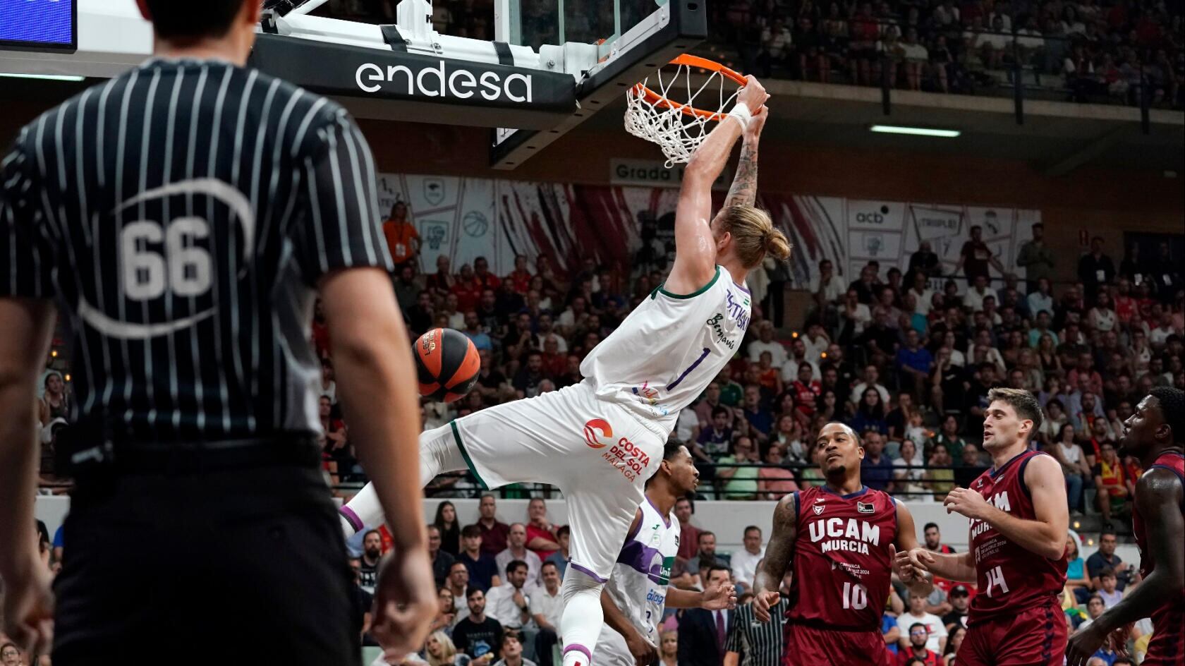Dylan Osetkowski machaca la canasta en el partido de ida en Murcia