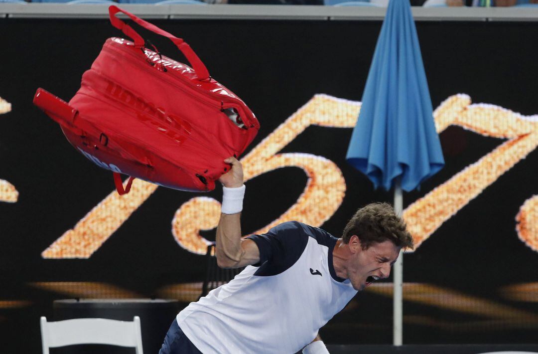 Pablo Carreño reacciona ante el juez de silla tras perder su encuentro ante Nishikori.