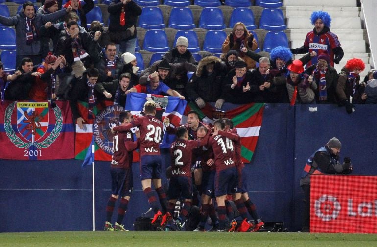 Los jugadores del Eibar celebran con sus aficionados el gol que les ha dado la victoria ante el Leganés.