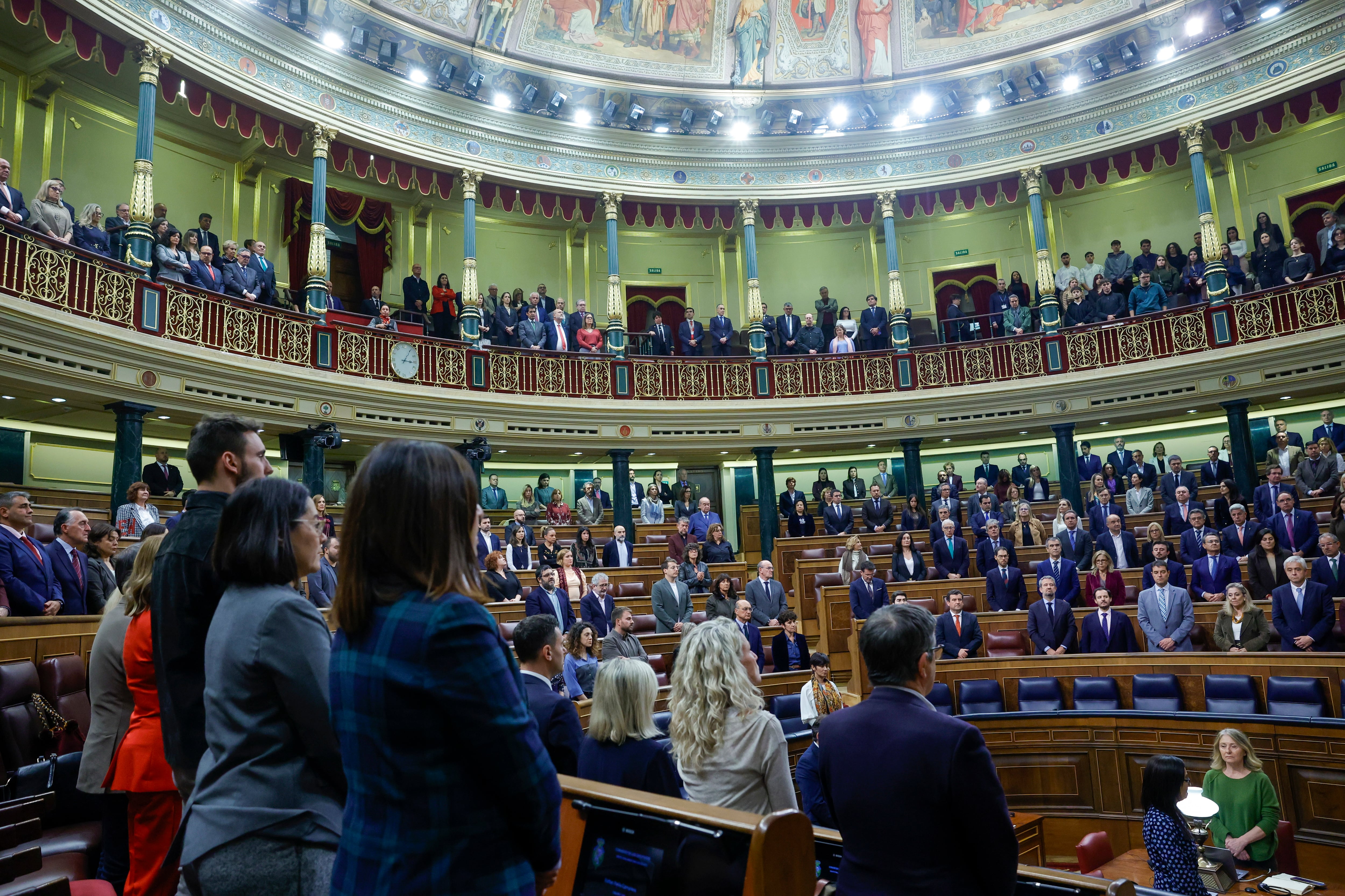 MADRID, 11/11/2025.- Minuto de silencio guardado en memoria de las mujeres fallecidas por violencia de género, antes del debate para la toma en consideración de la reforma del estatuto de autonomía de Castilla-La Mancha, este martes en el pleno del Congreso de los Diputados. EFE/ Zipi
