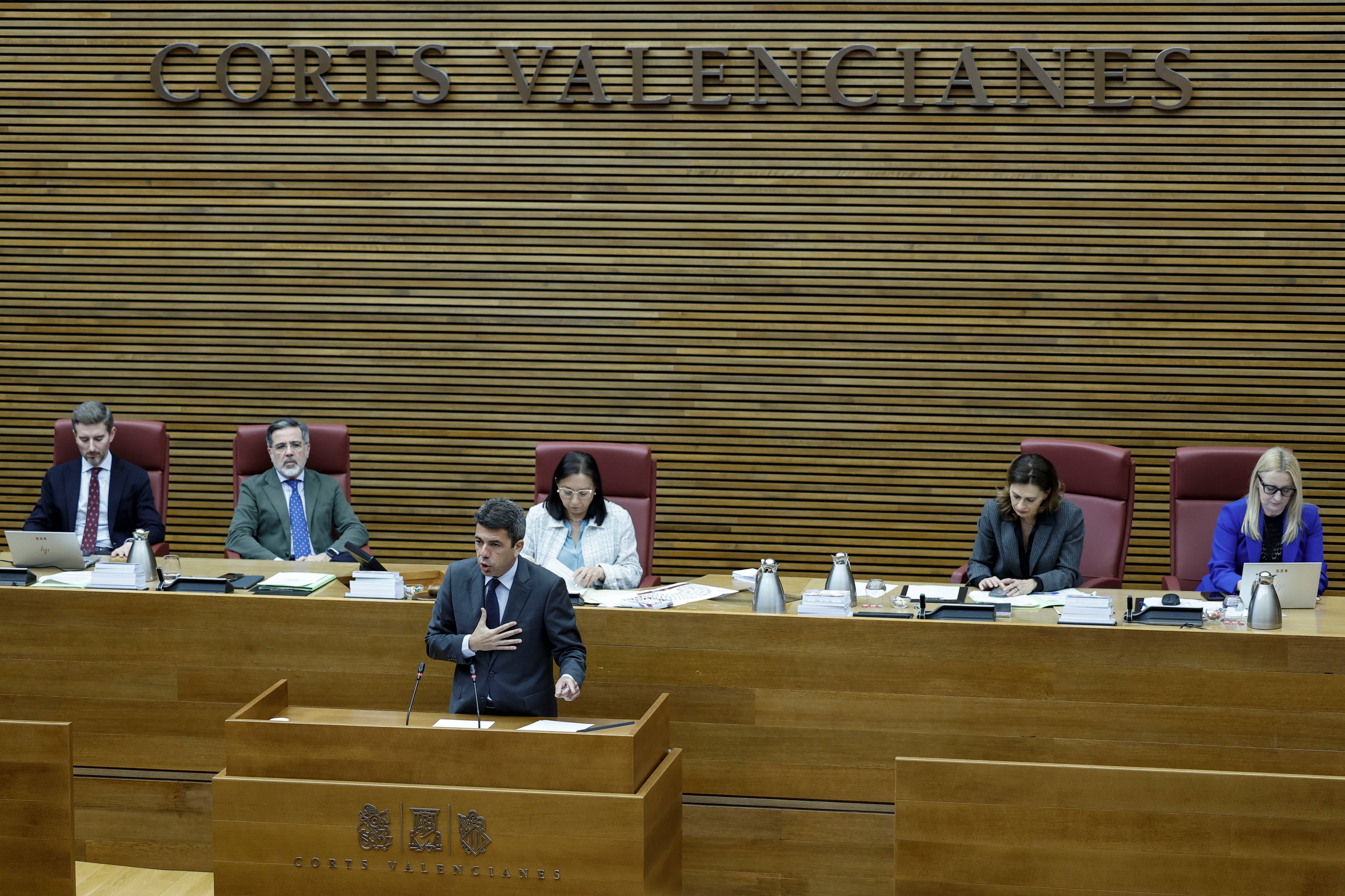 GRAFCVA6663. VALÈNCIA, 26/03/2025.- El president de la Generalitat, Carlos Mazón, interviene durante la sesión de control en Les Corts en la que la gestión de la dana del 29 de octubre centrará nuevamente el pleno. EFE/Ana Escobar