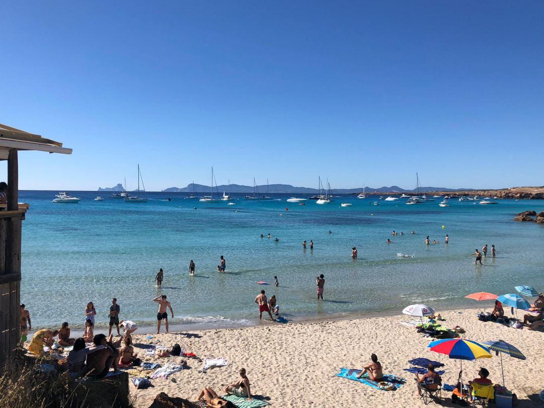 Turistas en una playa de Formentera