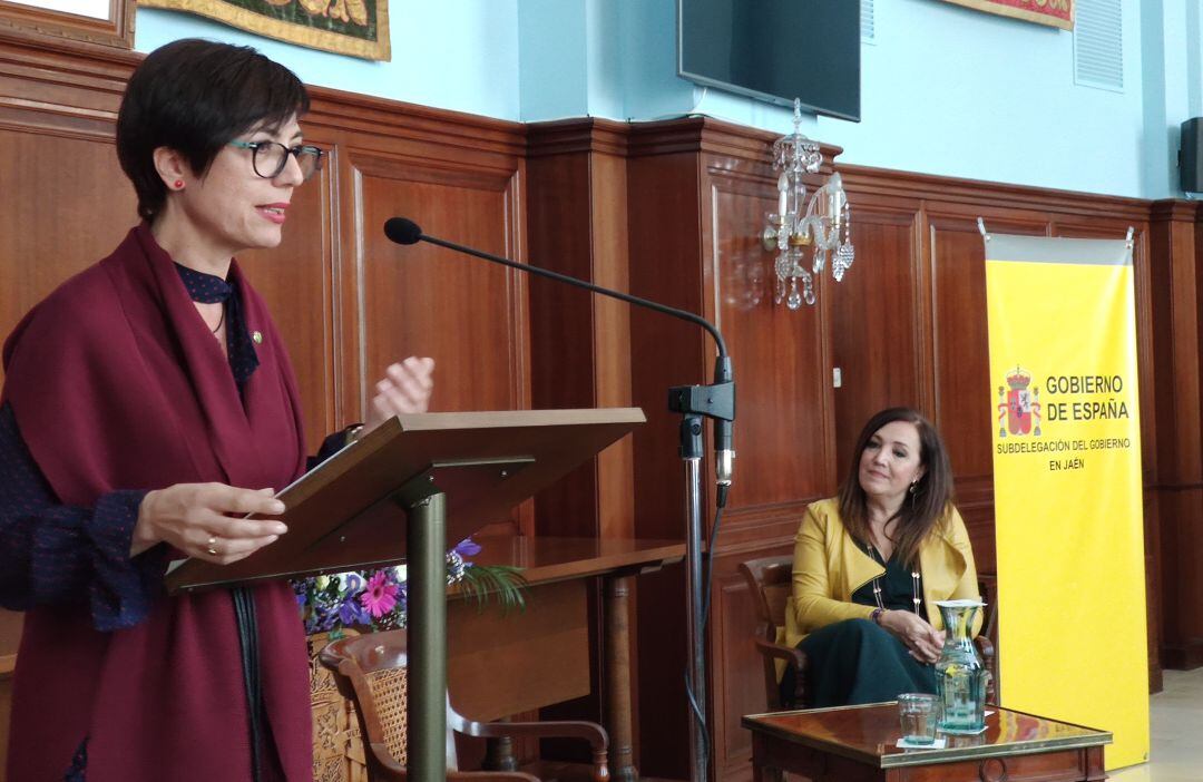 La directora general de la Guardia Civil, María Gámez, durante su discurso. Al fondo, la subdelegada del Gobierno, Catalina Madueño.