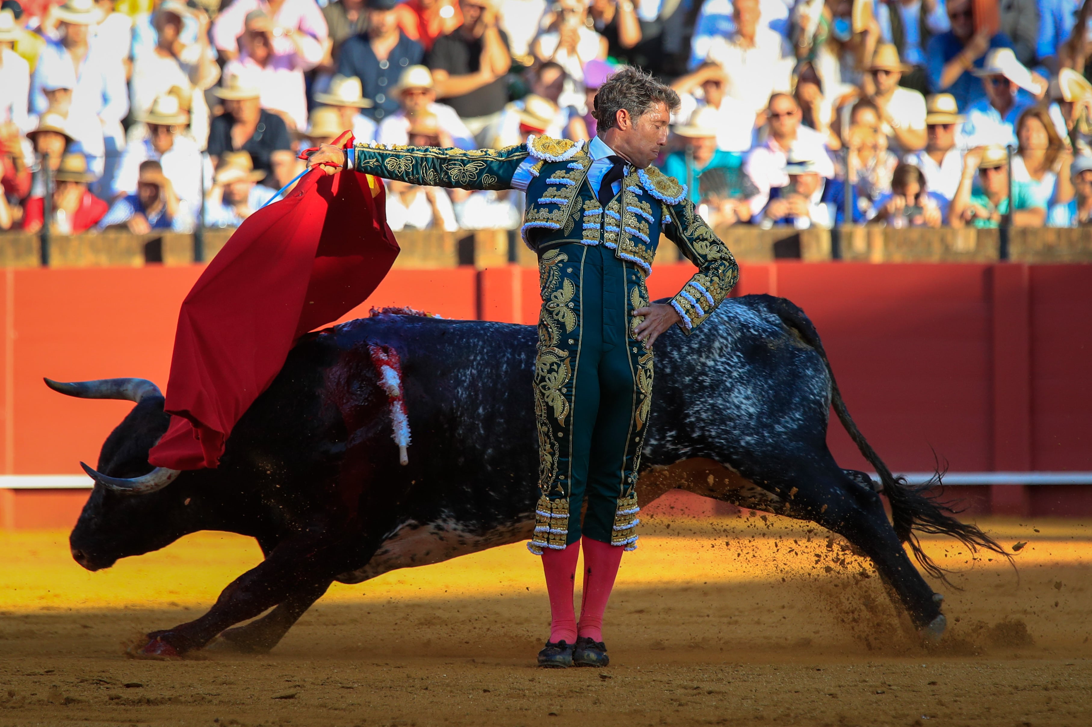 SEVILLA, 01/05/2023,- El diestro Manuel Escribano durante la faena a su segundo toro, de la ganadería de Miura, en la decimoquinta corrida de abono de la Feria de Abril esta tarde en la plaza de la Real Maestranza de Sevilla. EFE/ Julio Muñoz
