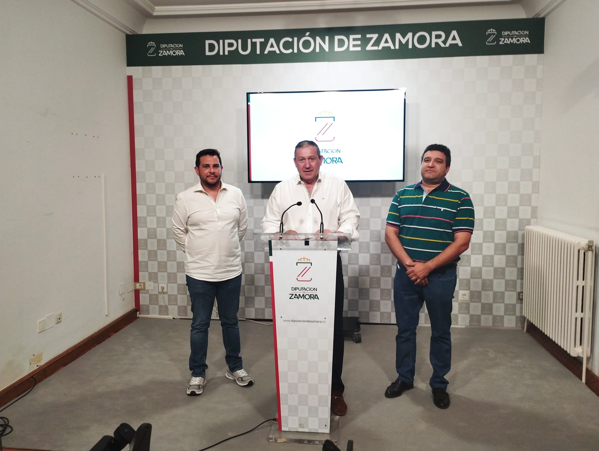 El Presidente de la Diputación Provincial, Javier Faúndez junto al Vicepresidente 1º, Victor López y el Diputado del Area de Agricultura y Ganadería, José Ángel Ruiz