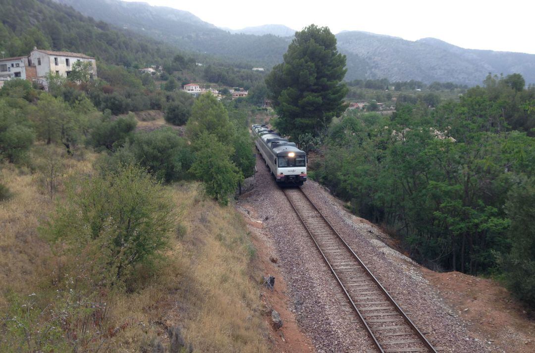 Imagen desde un paso elevado del tren Alcoi-Xàtiva