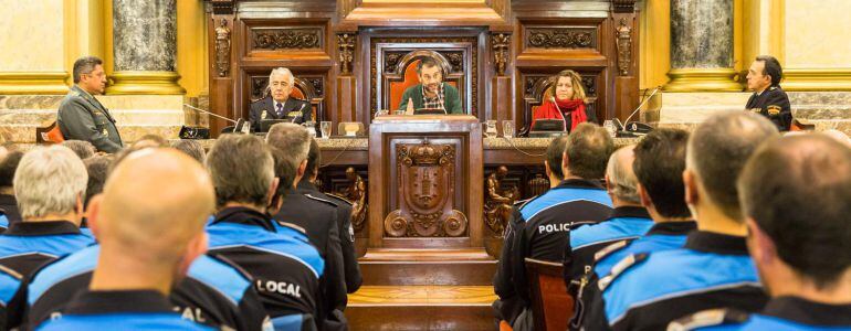 Policías en el Concello de A Coruña