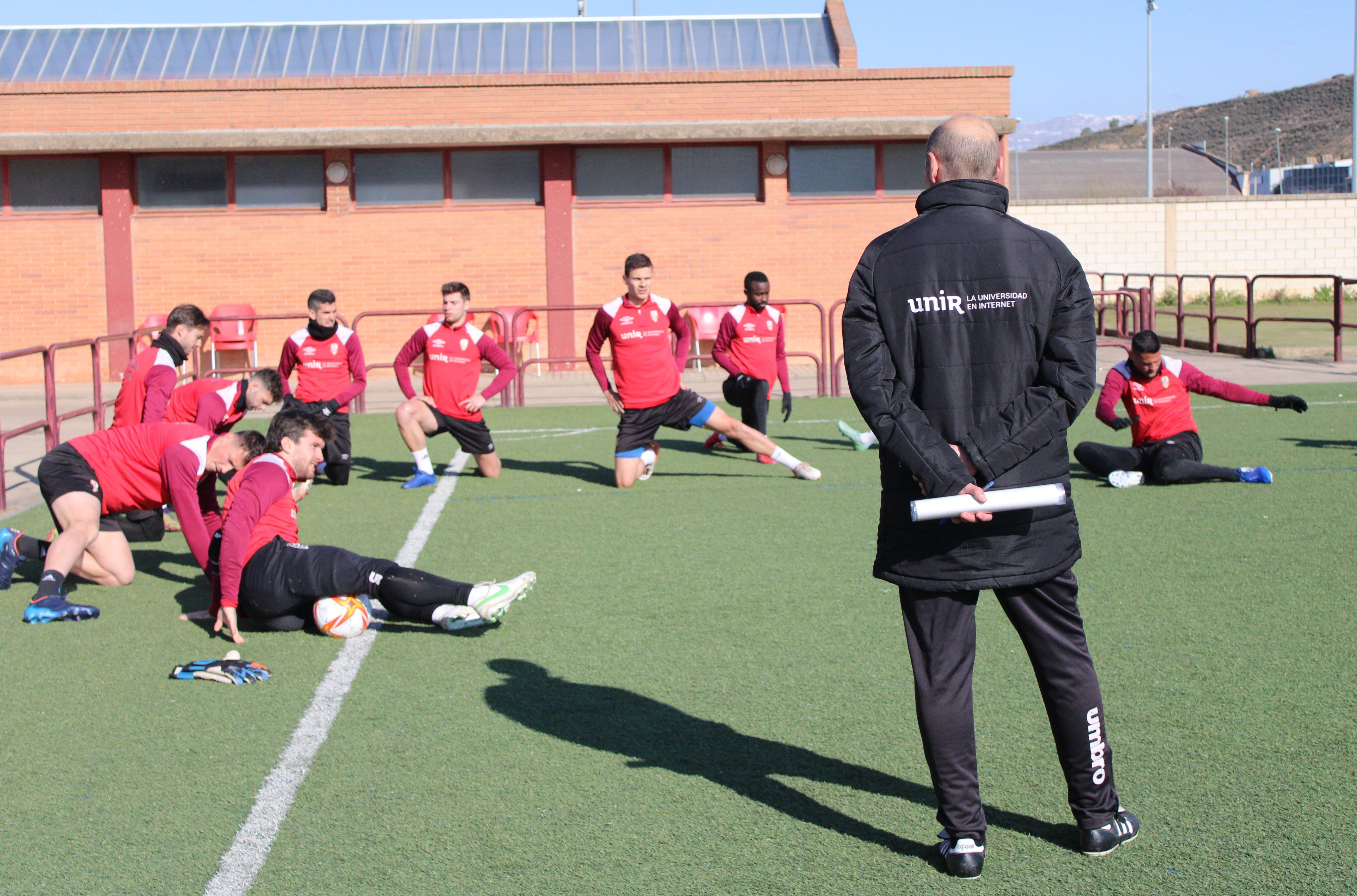 Aguilá, de espaldas, dirige al primer equipo.