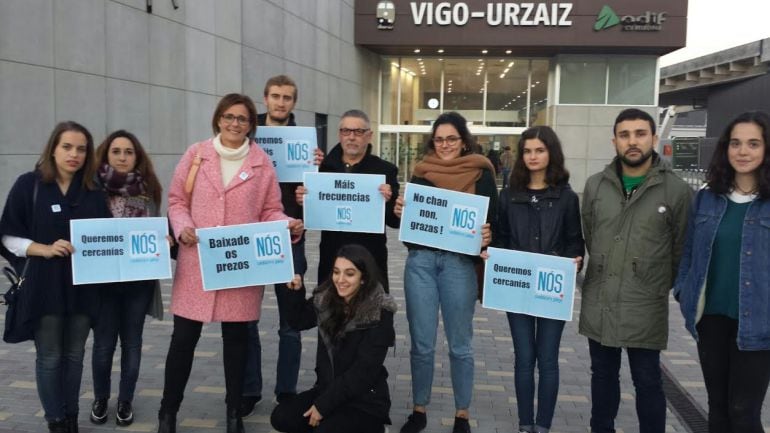 Carme Adán, junto a otros miembros de la candidatura de Nós ante la entrada de la Estación del AVE de Urzáiz.