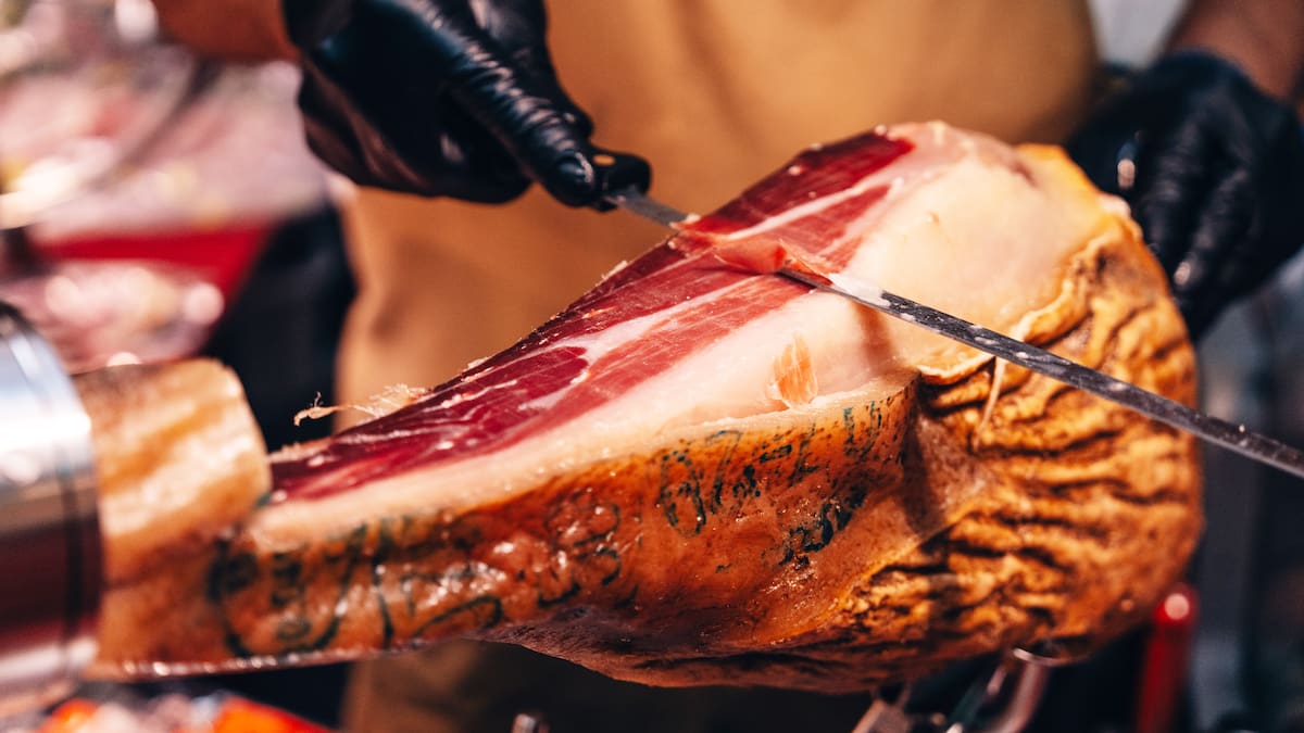 Un cortador profesional de jamón da unos consejos básicos para cortar bien una pata de jamón