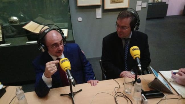 El presidente de Aragón, Javier Lambán, y el escritor Javier Sierra