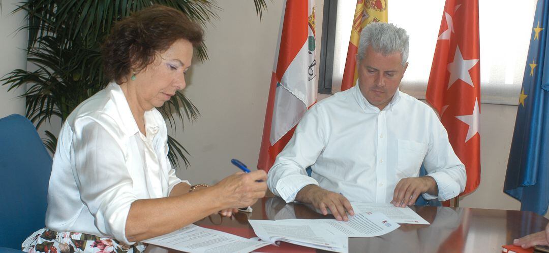 El alcalde de Sanse, Narciso Romero, y la presidenta de ACENOMA, Mar López