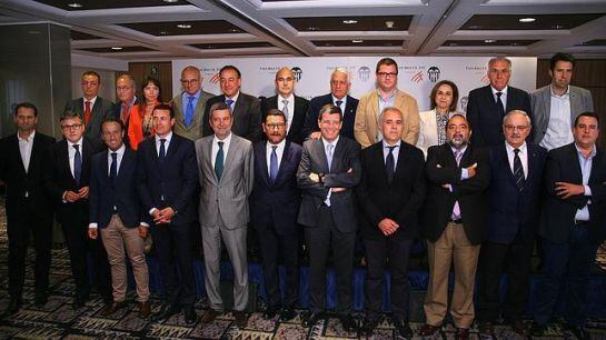 Los 22 patronos que eligieron por unanimidad la oferta de Peter Lim como la mejor para venderle el Valencia