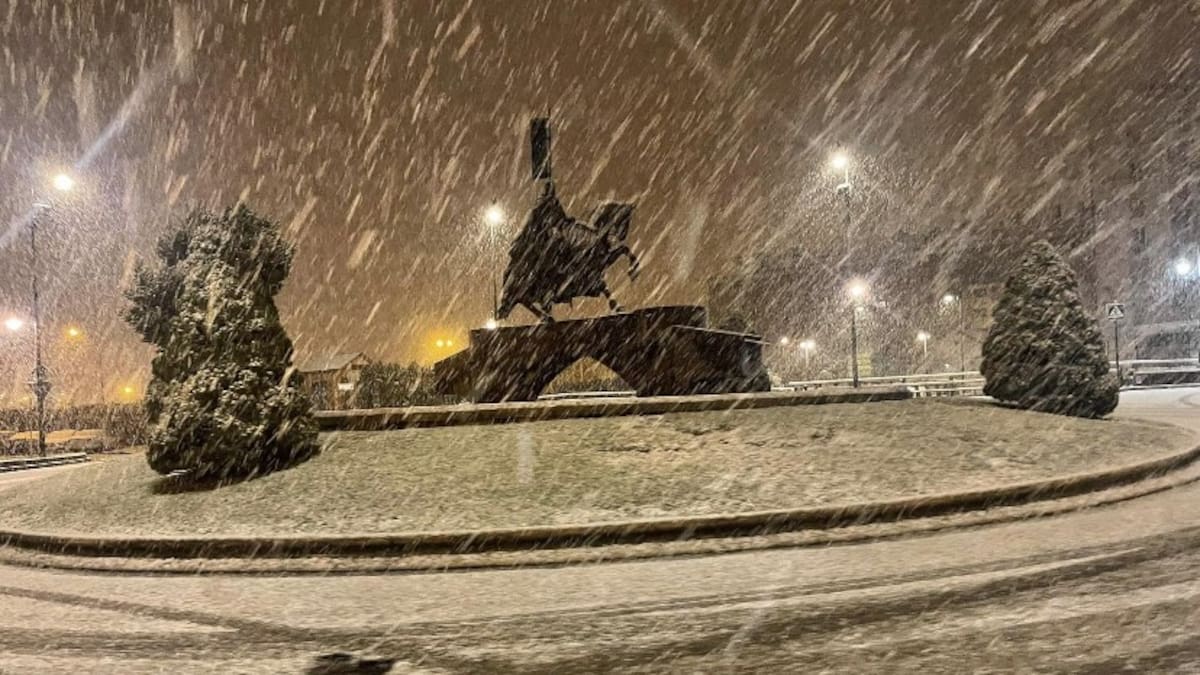 La nieve hace acto de presencia en Ponferrada y despierta las comarcas del Bierzo y Laciana bajo un manto blanco
