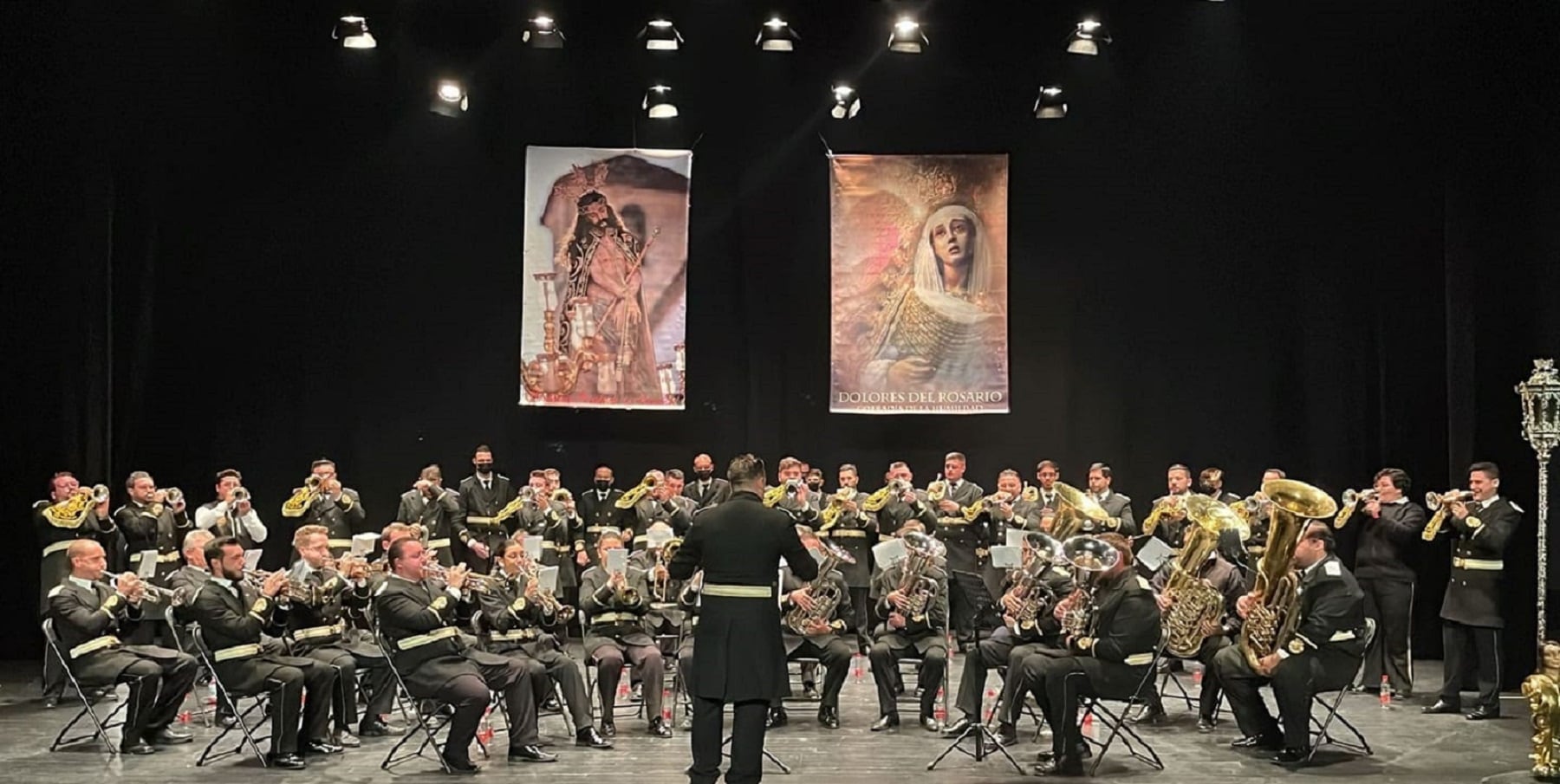 La Banda de Cornetas y Tambores &#039;Dolores del Rosario&#039; de Baeza durante un concierto organizado por la Cofradía de La Humildad.