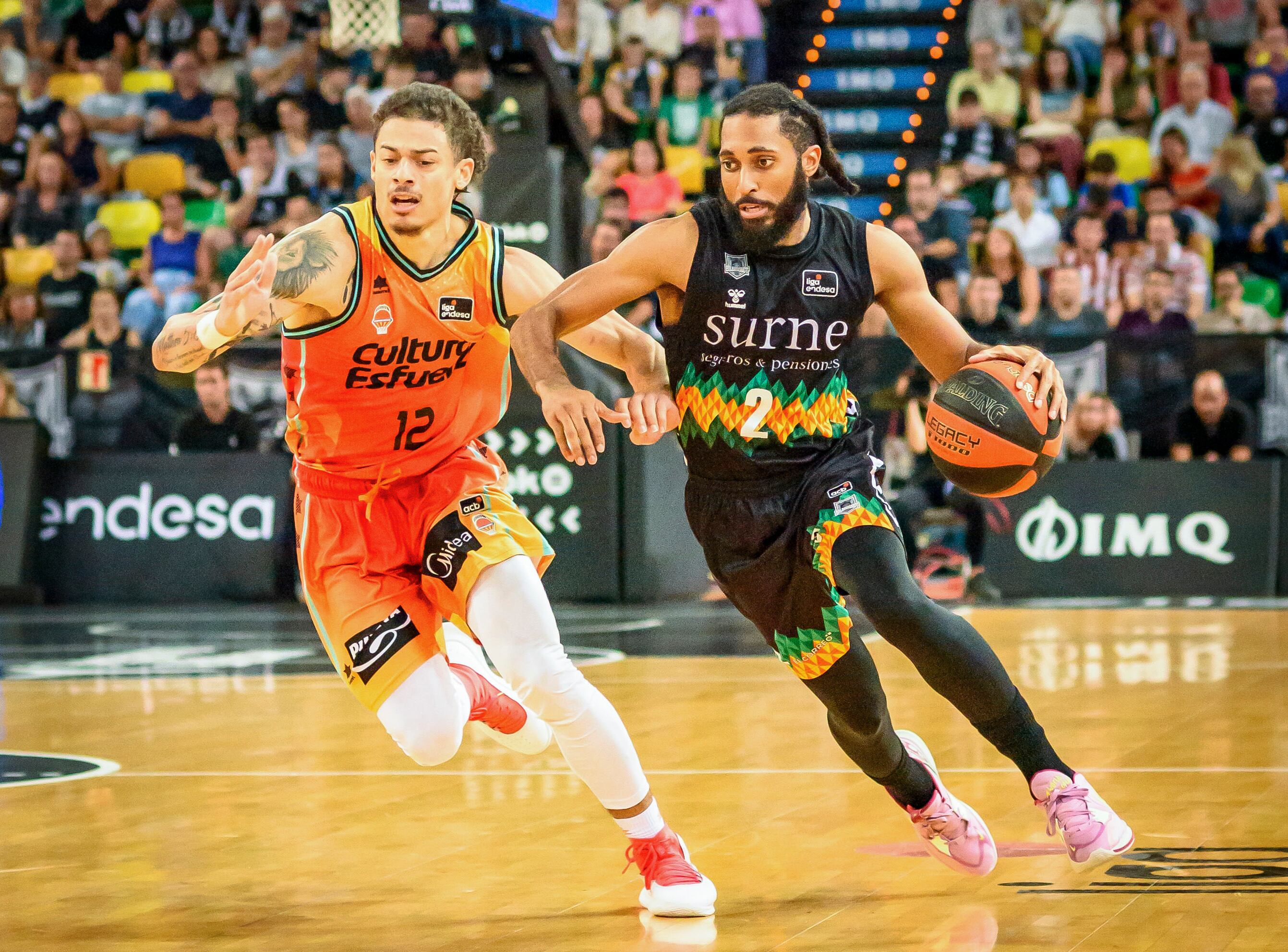 BILBAO, 09/10/2022.- El base estadounidense del Bilbao Basket Adam Smith (d) y su compatriota, base del Valencia Basket, Jonah Radebaugh (i) durante el partido de la Liga ACB de baloncesto disputado este domingo en el Bilbao Arena de la capital vizcaína. EFE/Javier Zorrilla
