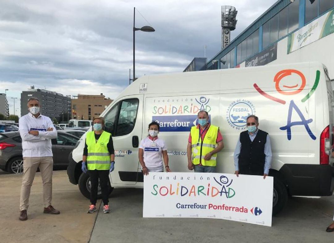 Acto de entrega a la puerta de la sede del Banco de Alimentos del Sil