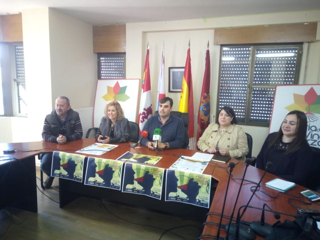 Sergio y sus compañeros de Gobierno, durante la presentación de la feria del vino