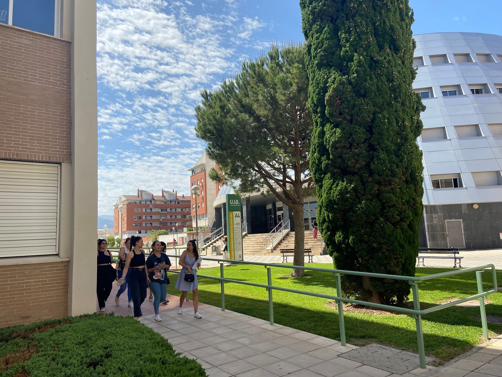 Estudiantes pasean por el Campus de Las Lagunillas de la Universidad de Jaén.