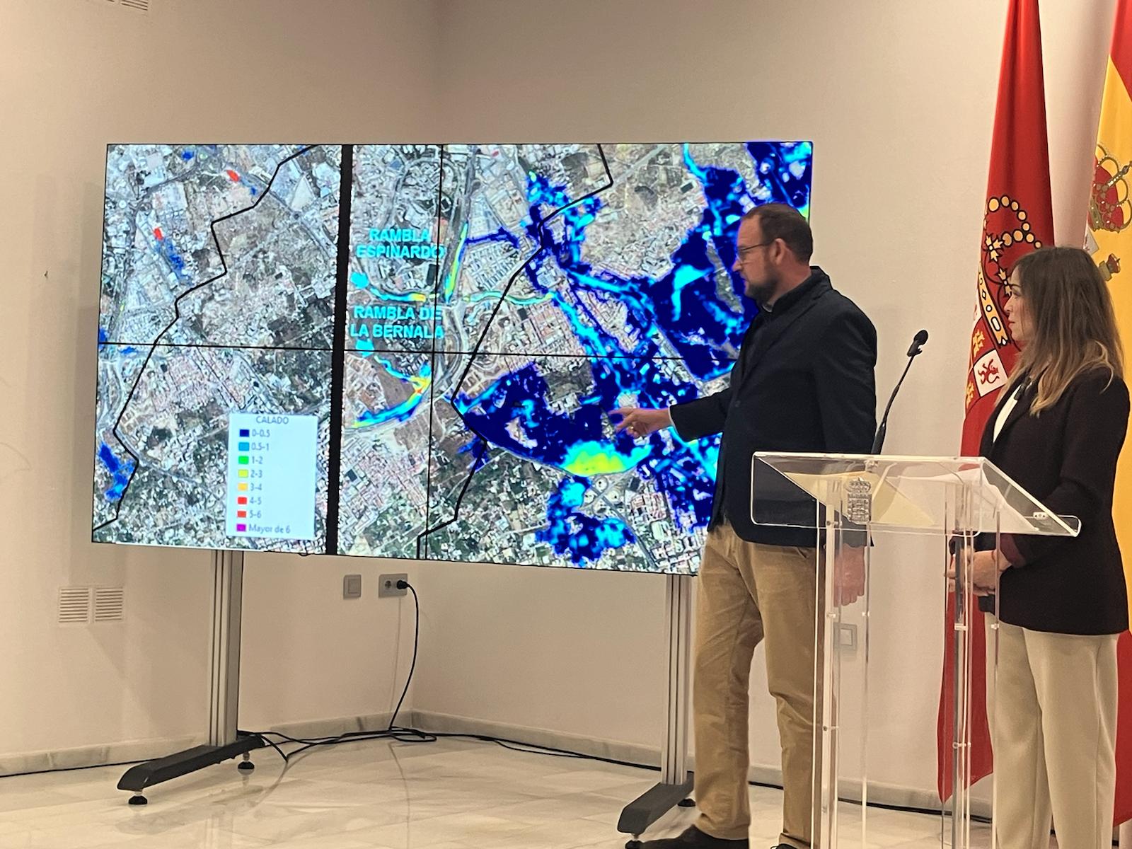 El concejal José Guillén con un mapa de las zonas inundables en el municipio