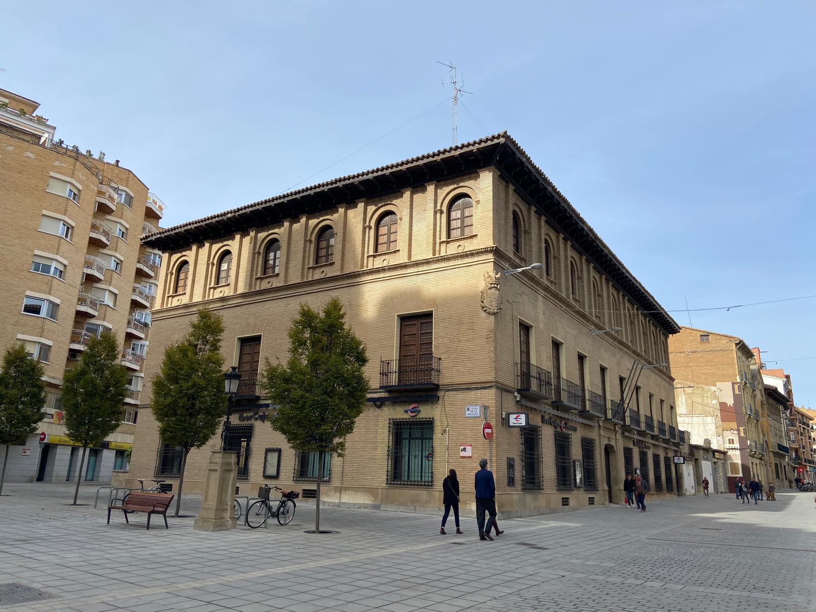 Aspecto actual del edificio de Ibercaja, que está siendo rehecho en su interior