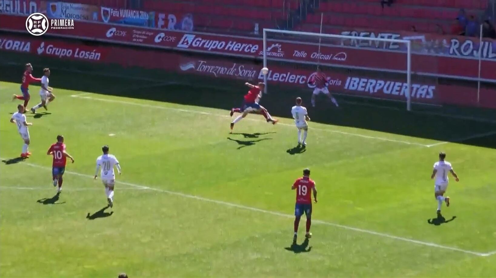 Tamayo cabecea en el área para lograr el empate del Numancia.