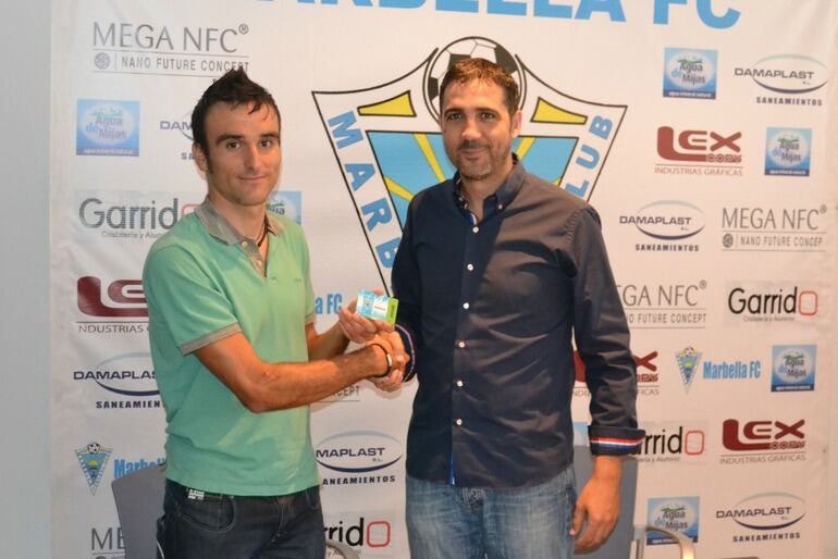 Luis Ángel Maté recibe el carné del Marbella de manos del entrenador Jaime Molina.