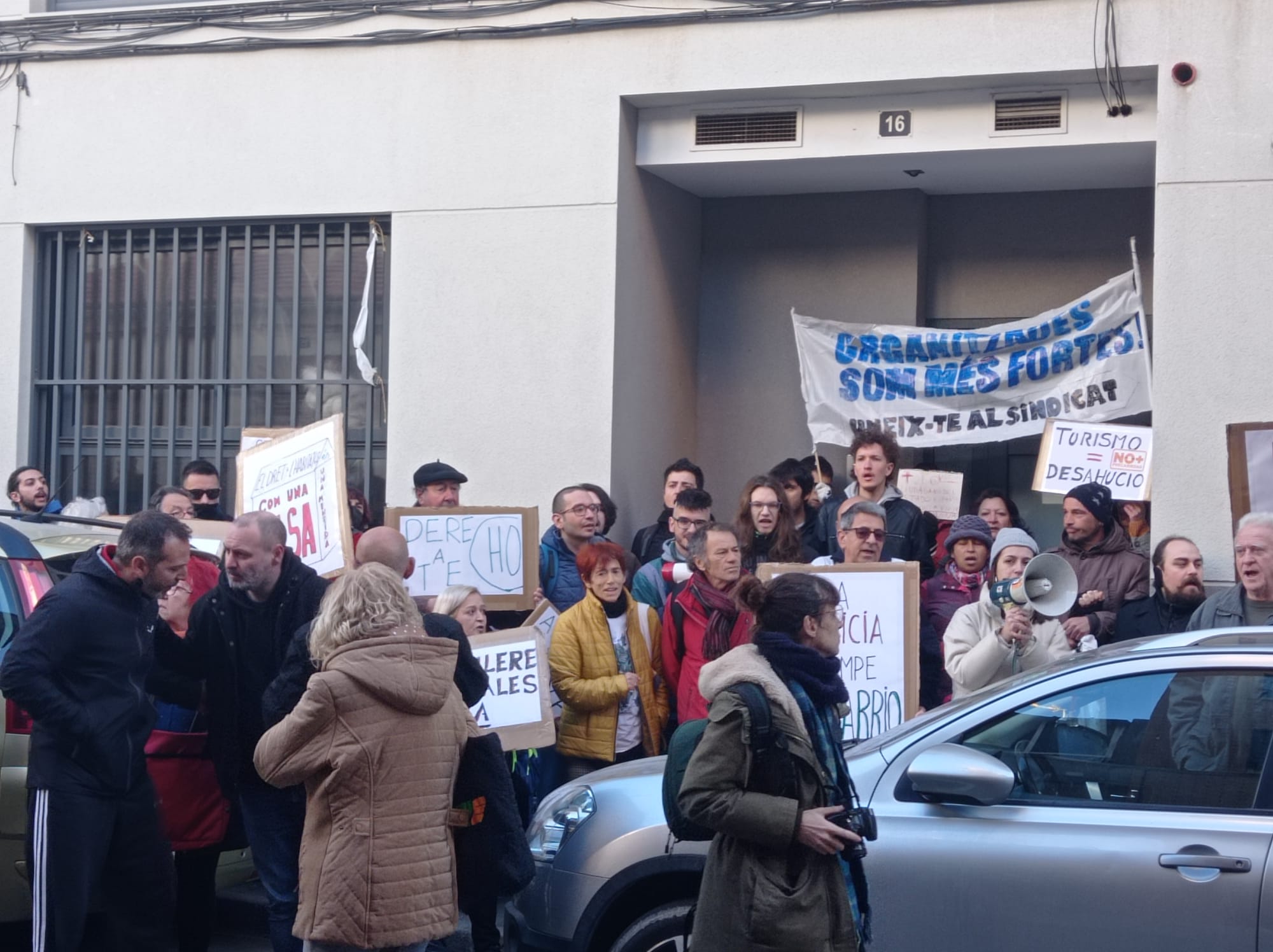 Imagen de archivo: Sindicat de Barri Carolines parando un desahucio