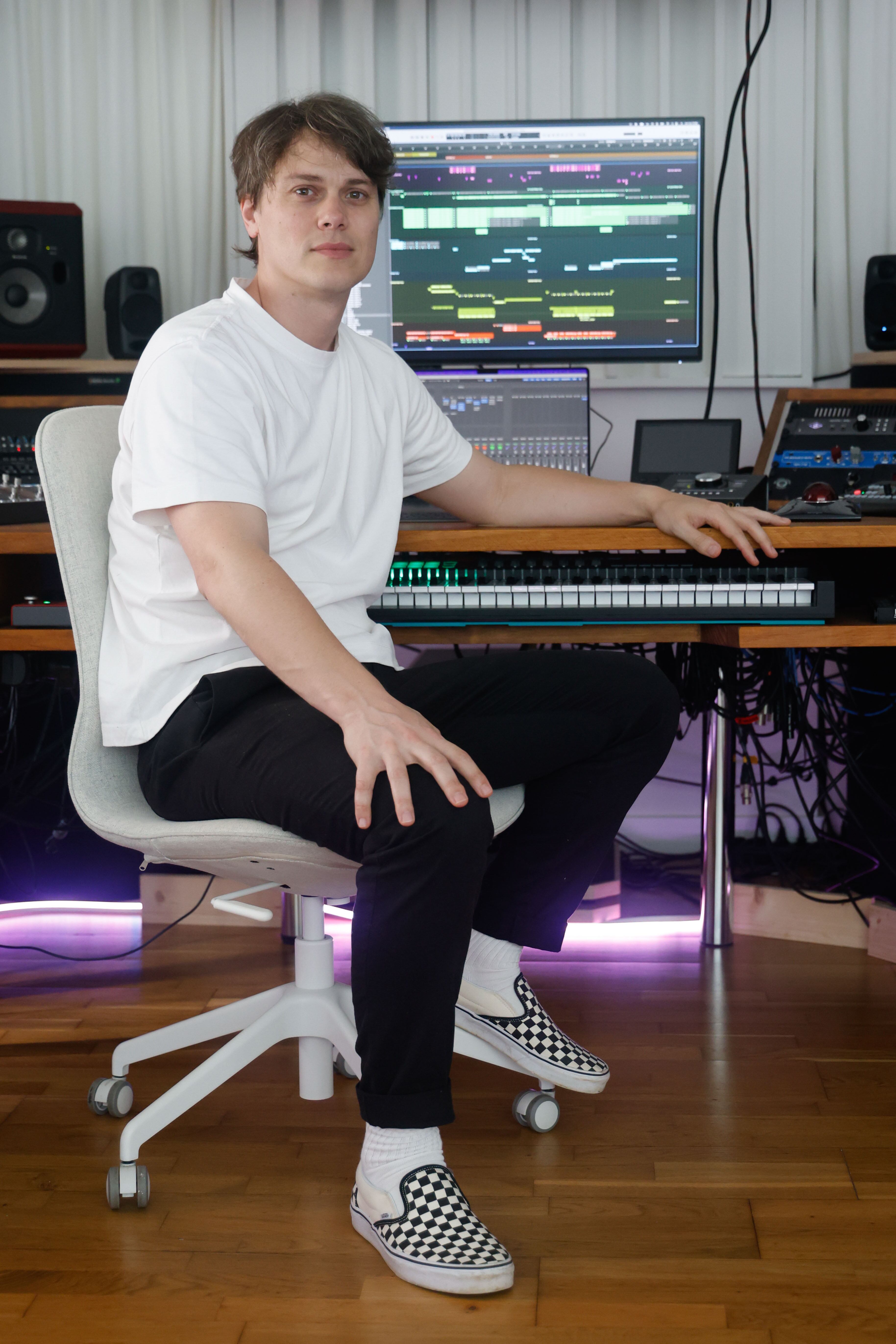 Mateo Bruquetas, en su nuevo estudio en la comarca ferrolana (foto: Kiko Delgado / EFE)