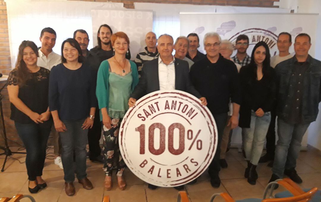 Torres en el centro junto con los miembros de su lista electoral en los pasados comicios