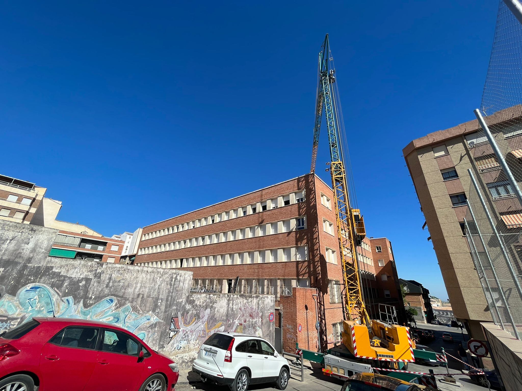 Una grúa junto al edificio central de la UPM en el que se está ejecutando un importante proyecto de mejora de las instalaciones.