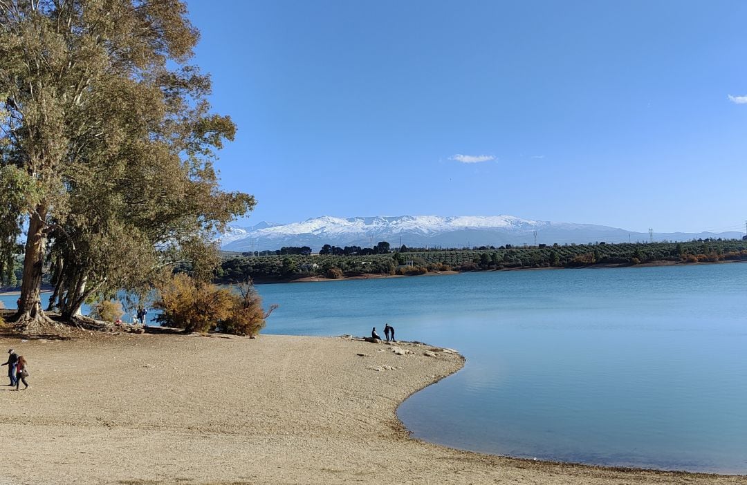 El pantano del Cubillas (Granada), con Sierra Nevada al fondo, este domingo, 5 de diciembre