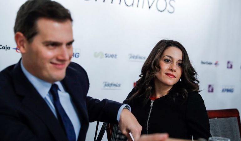 El líder de Ciudadanos, Albert Rivera, junto a la cabeza de lista de Ciudadanos para las elecciones del 21-D en Cataluña, Inés Arrimadas, durante la presentación del desayuno informativo de hoy en Madrid. 