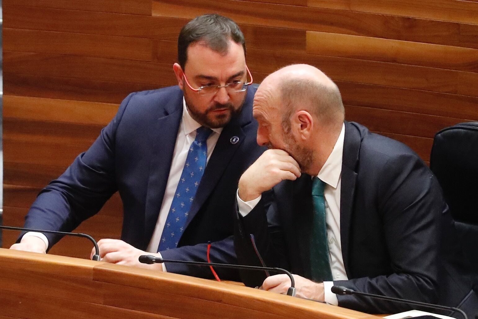 Adrián Barbón conversa en el Pleno de presupuestos con el vicepresidente Juan Cofiño