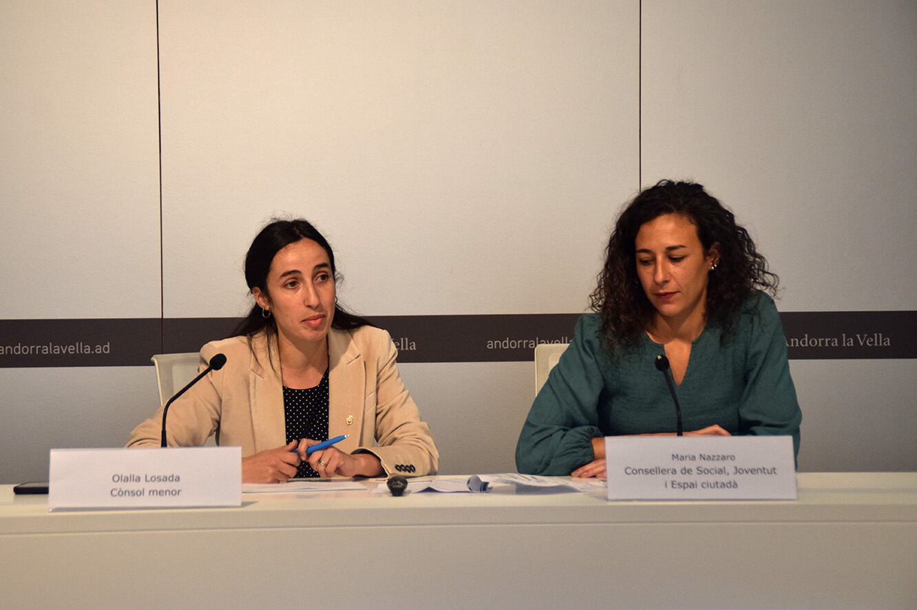 La cònsol menor d&#039;Andorra la Vella, Olalla Losada, i la consellera de Social, Joventut i Espai Ciutadà, Maria Nazzaro