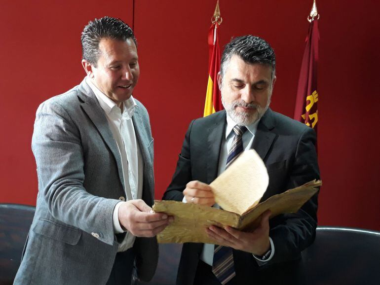 El director general de Bienes Culturales, Juan Antonio Lorca, entrega el documento al alcalde de Mula, Juan Jesús Moreno.