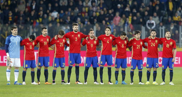 La Selección Española forma en los instantes previos al comienzo del partido disputado en la capital de Rumanía