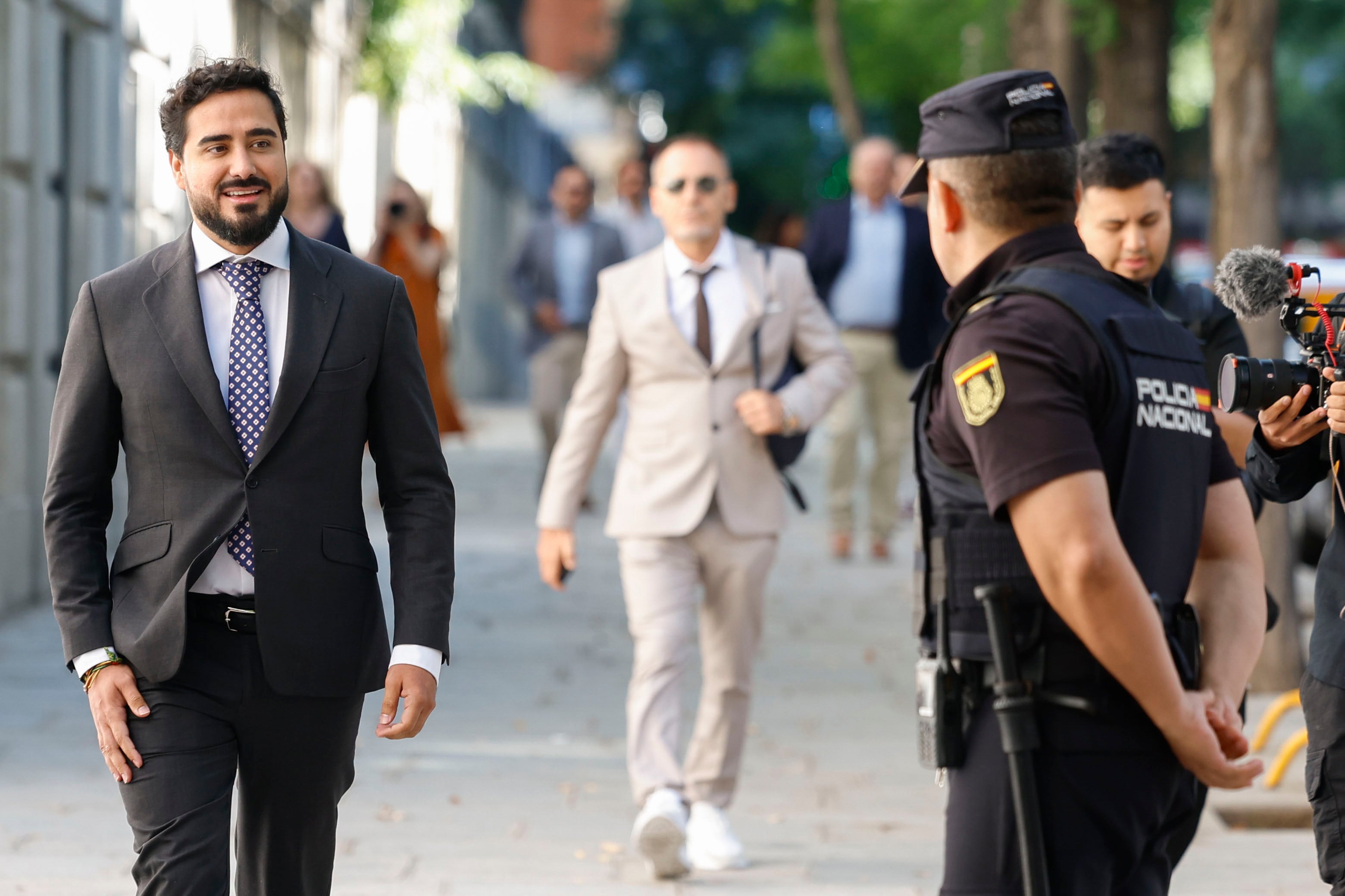 El eurodiputado Luis Pérez Fernández (i), conocido como Alvise, a su llegada al Tribunal Supremo en una imagen de archivo.