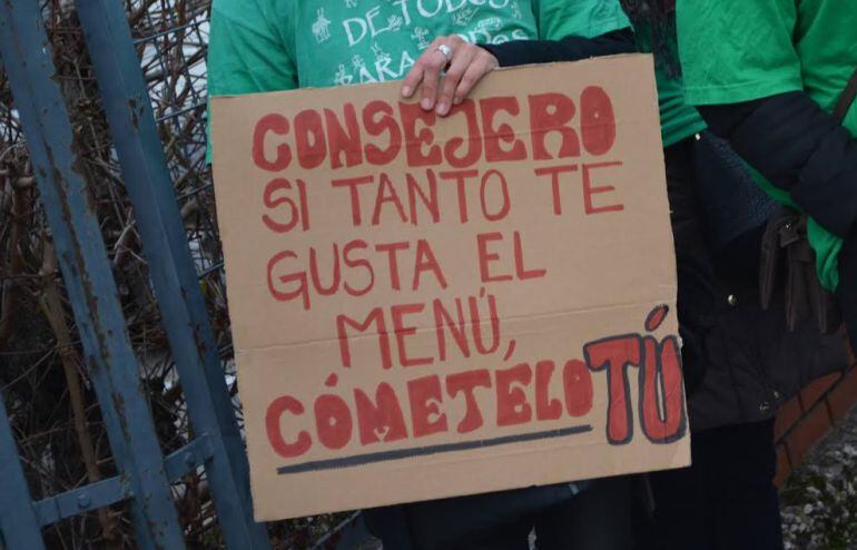 Los manifestantes no ponen en duda los valores nutricionales ni cuestionan las medidas de seguridad en la elaboración de l catering, pero opinan que no será igual que la de las cocinas de los centros.