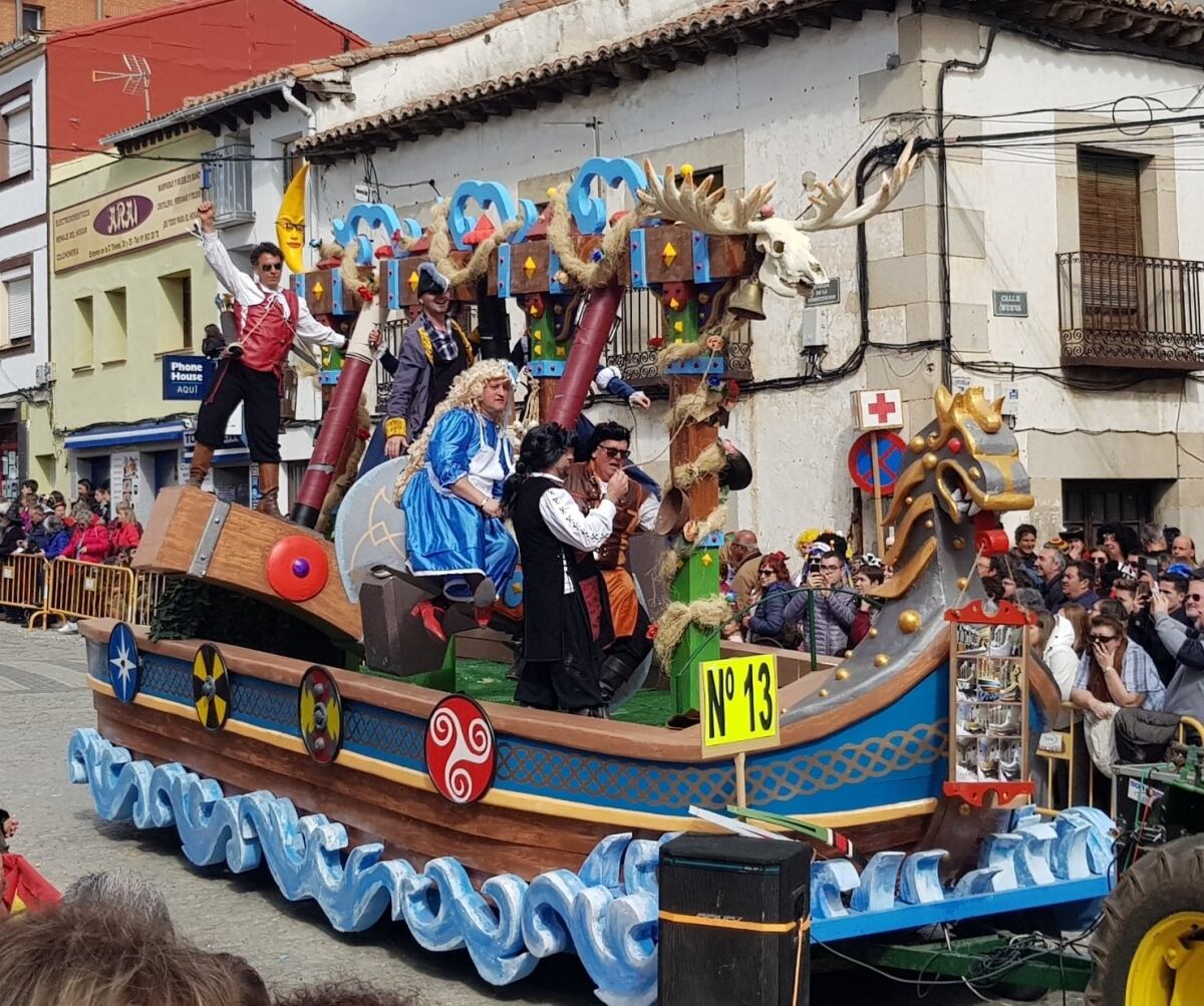 Una de las carrozas participantes en una edición anterior de los Carnavales de Cebreros
