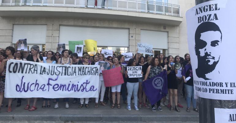 Un grupo de manifestantes frente a la Subdelegación del Gobierno en Jaén.