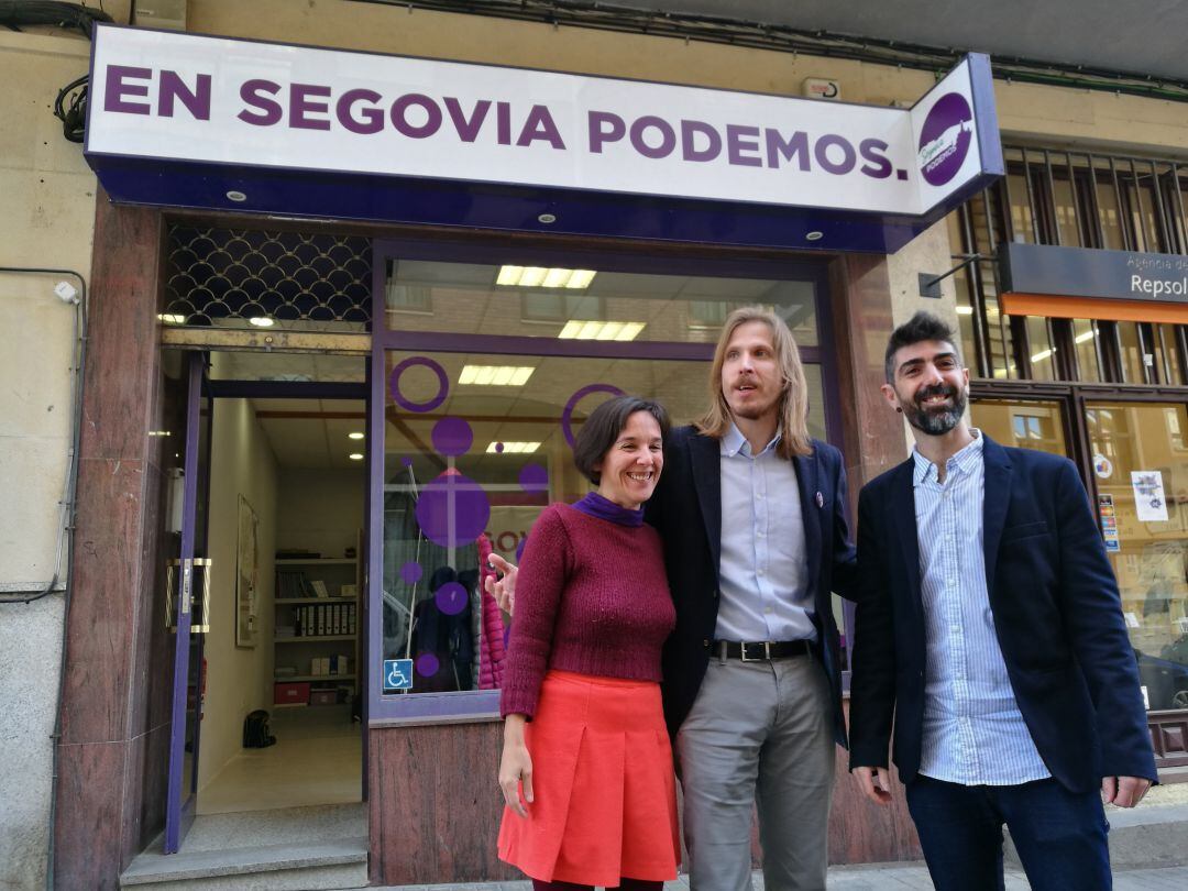 Pablo Fernández (c) junto a Amada Peñalosa y Guillermo San Juan ante la nueva sede de Podemos en Segovia