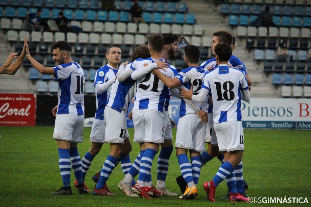 Los jugadores de la Gimnástica celebran un gol en pretemporada