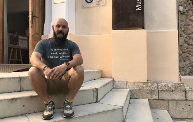 Enrique Royuela a la entrada del museo en el casco antiguo de Cuenca, ciudad en la que vive.