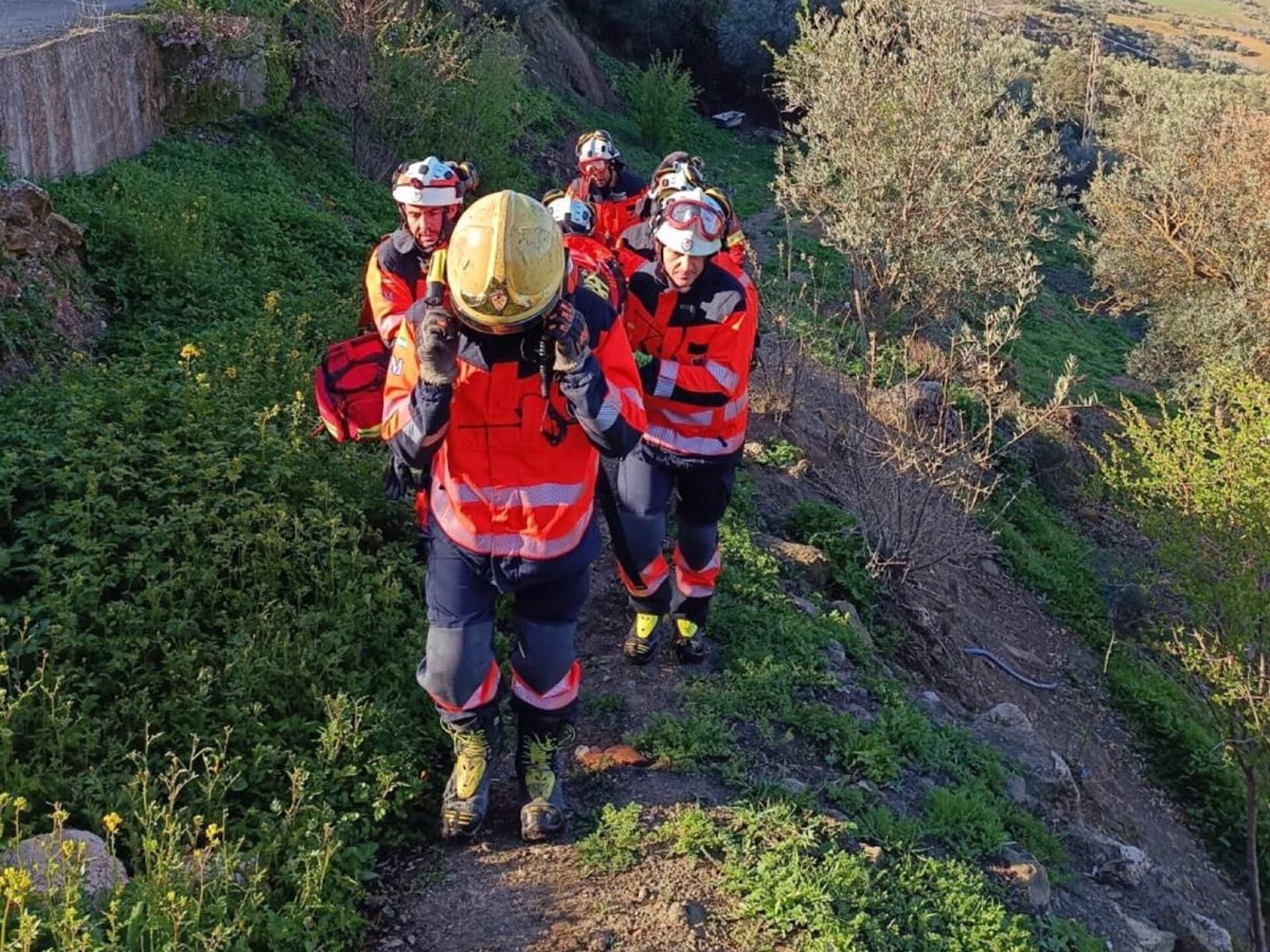 Bomberos de Málaga portean a un hombre herido