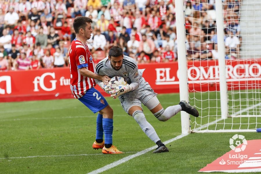 José Antonio Caro atrapa el balón ante un jugador del Sporting. El portero del Burgos fue el mejor de su equipo una vez más. / Foto: LFP