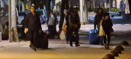 Els turistes en el moment de ser traslladats a l'Ajuntament amb l'alcalde, Xavi Barranco, ajudant-los a portar les maletes.